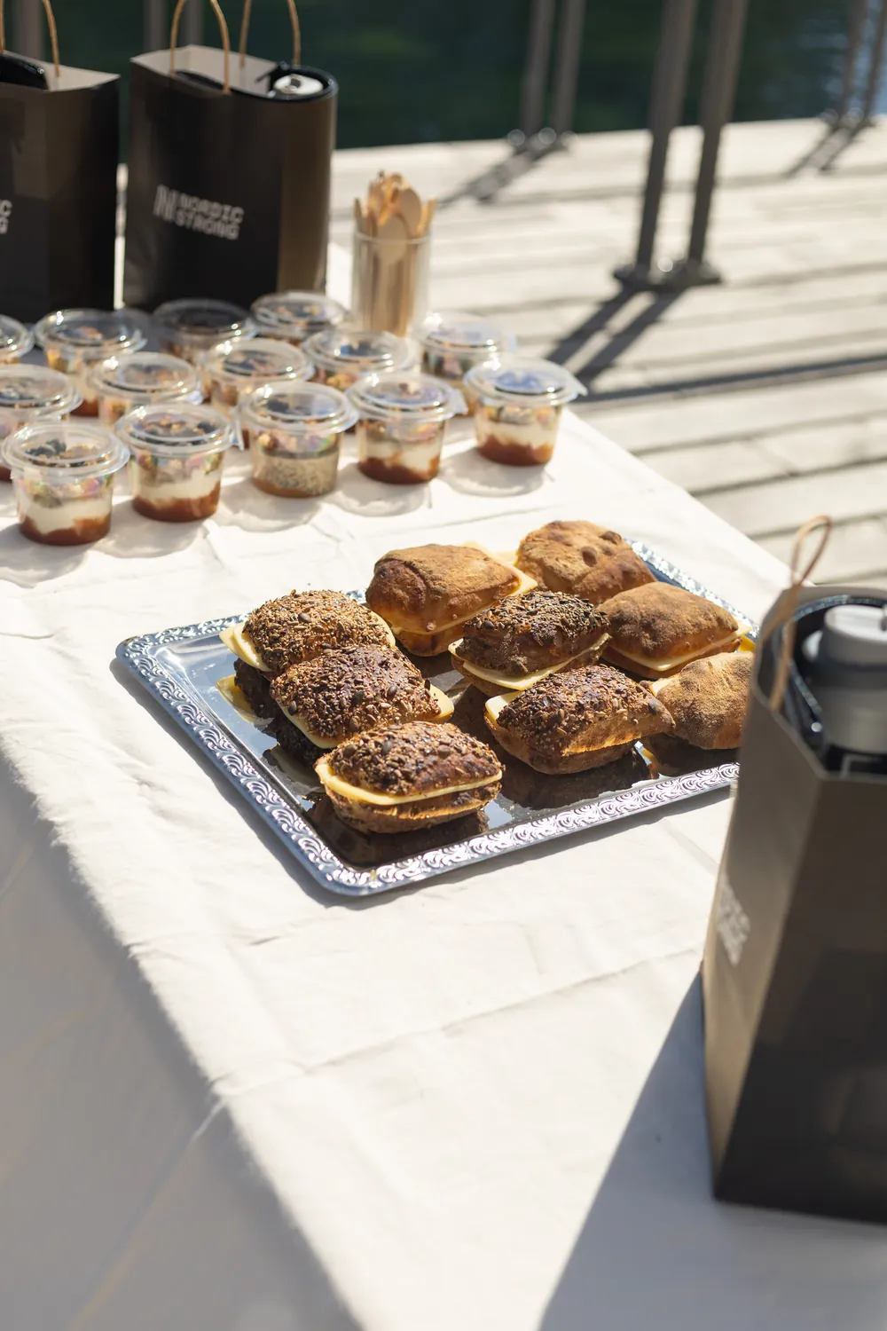 Morgenmad med kanelsnegle og skyr på et langbord ved vandet i Nordhavn
